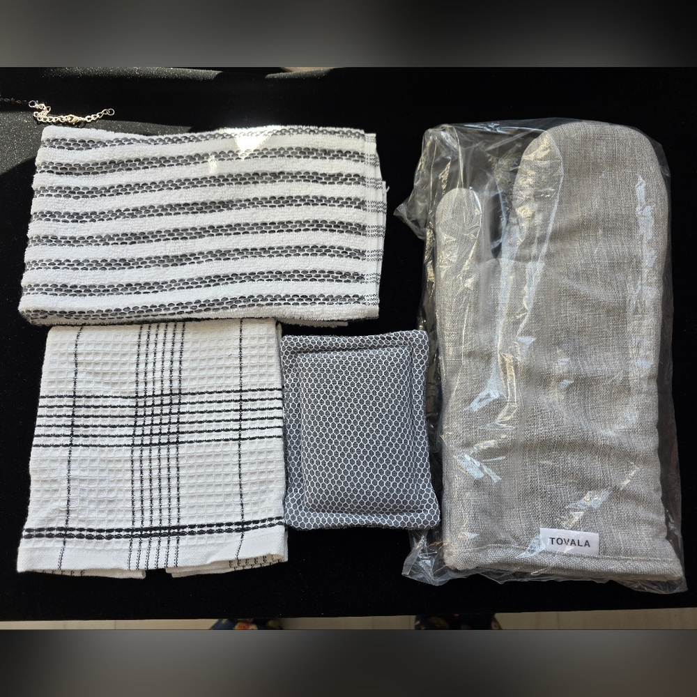 New Better Homes &Gardens Gray White Wash & Hand Towels Tovalo Mitt Scrub Sponge